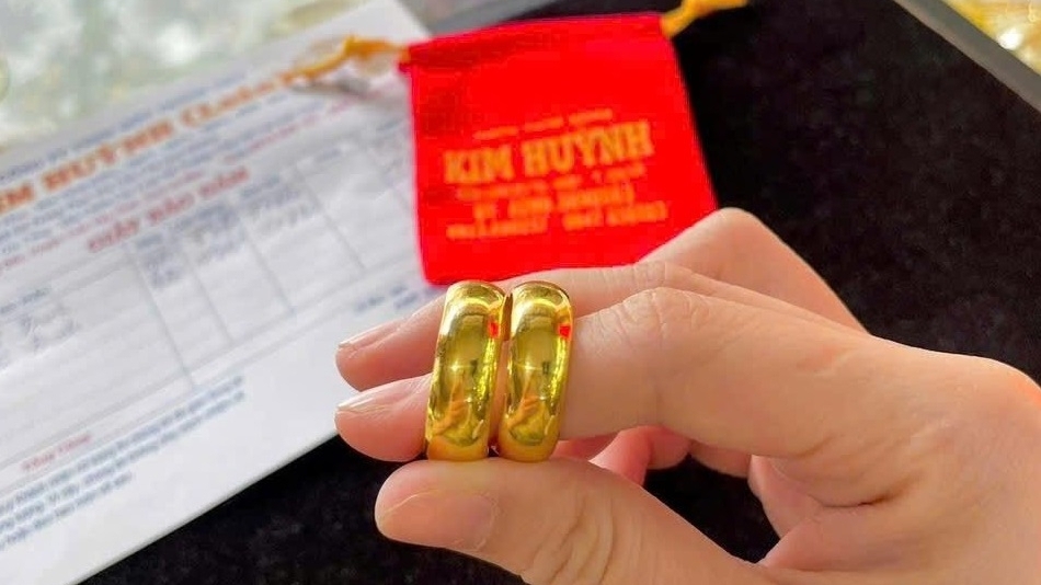 Người dân “nóng ruột” trước đà tăng không điểm dừng của giá vàng