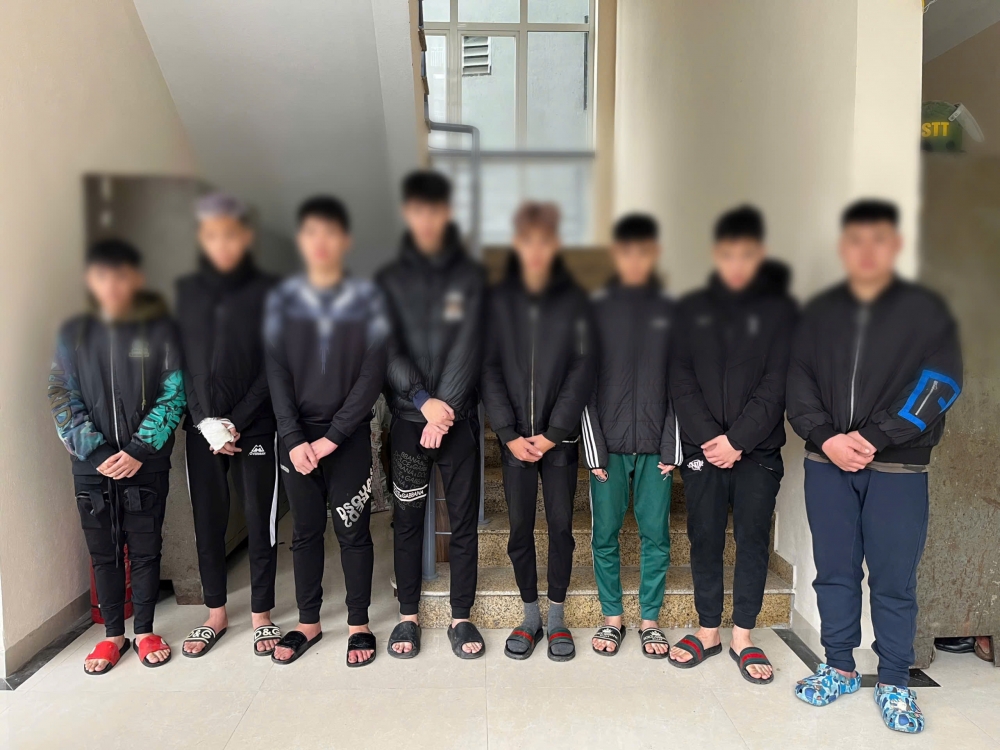 Hà Nội: Tạm giữ hình sự nhóm đối tượng sàm sỡ phụ nữ khi đi “bão” Hà Nội: Tạm giữ hình sự nhóm đối tượng sàm sỡ phụ nữ khi đi “bão”