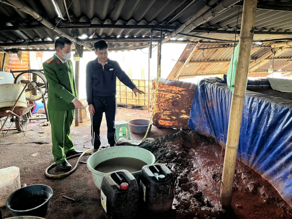 Hà Nội: Phát hiện 2 xưởng phân kim xả 6,7 tấn chất thải nguy hại ven sông Đuống