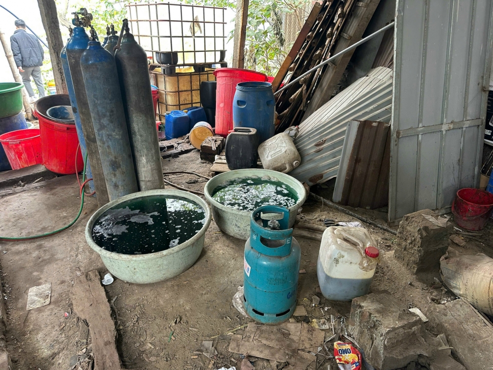 Hà Nội: Phát hiện 2 xưởng phân kim xả 6,7 tấn chất thải nguy hại ven sông Đuống