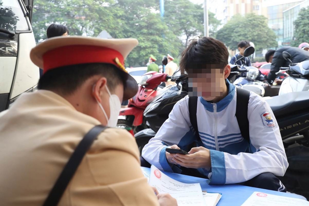 Hà Nội: Gần 1.700 học sinh vi trật tự an toàn giao thông trong tháng đầu năm Hà Nội: Gần 1.700 học sinh vi trật tự an toàn giao thông trong tháng đầu năm