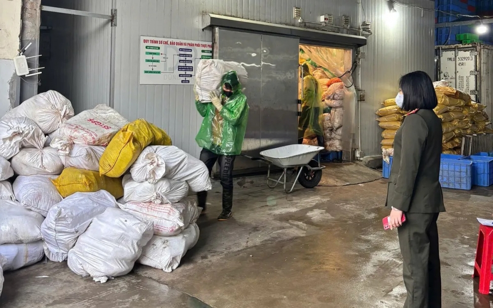 Hà Nội: Phát hiện kho lạnh chứa hàng chục tấn lòng lợn bốc mùi Hà Nội: Phát hiện kho lạnh chứa hàng chục tấn lòng lợn bốc mùi