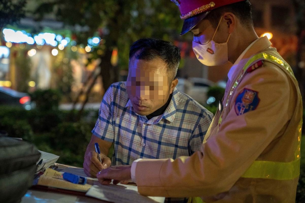 Công an Hà Nội xử lý nhiều xe tải sử dụng đèn, còi sai quy định Công an Hà Nội xử lý nhiều xe tải sử dụng đèn, còi sai quy định