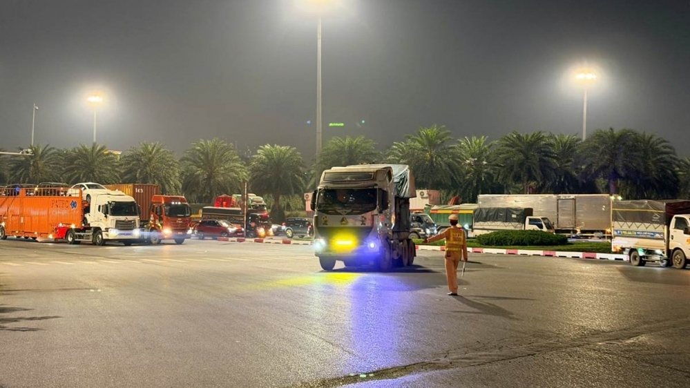 Công an Hà Nội xử lý nhiều xe tải sử dụng đèn, còi sai quy định