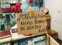 Nhà thuốc đồng loạt treo biển "không bán khẩu trang"