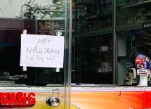 Ngày thứ 4 ra quân xử lý thêm 74 cửa hàng bán khẩu trang vi phạm