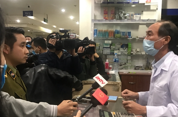 kiem tra viec treo bien khong ban khau trang mien hoi tai cho thuoc hapulico