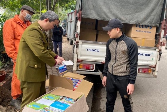 Hà Nội: Tạm giữ gần 3.000 hộp khẩu trang mua gom trôi nổi để bán lại ha noi tam giu gan 3000 hop khau trang mua gom troi noi de ban lai