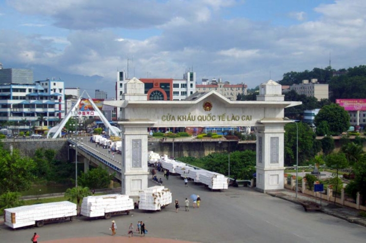 xe nong san khau trang un un len cua khau voi trung quoc