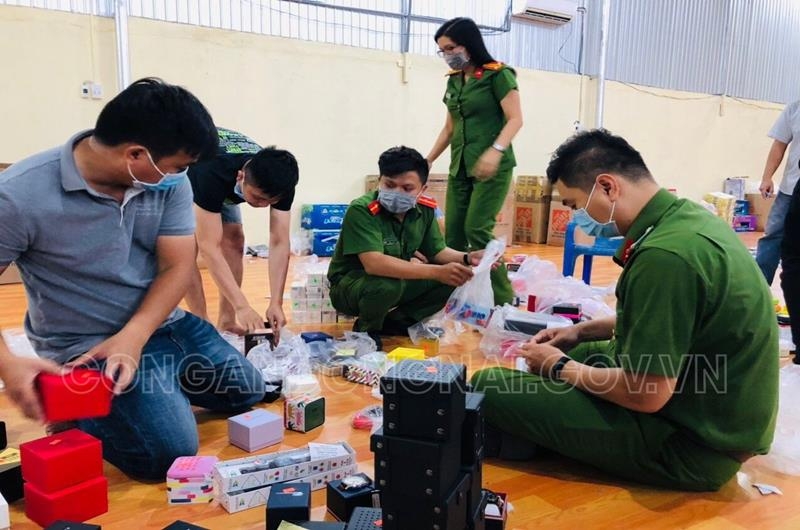 Hàng chục người livestream bán mỹ phẩm, đồng hồ nhập lậu trên facebook