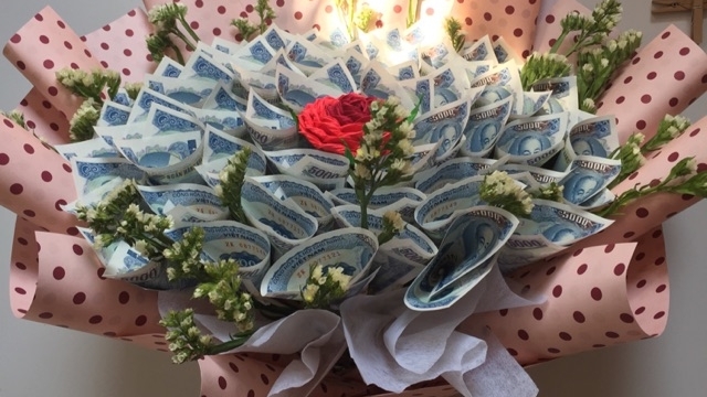 Valentine tặng bó hoa bằng tiền thật coi chừng phạm luật