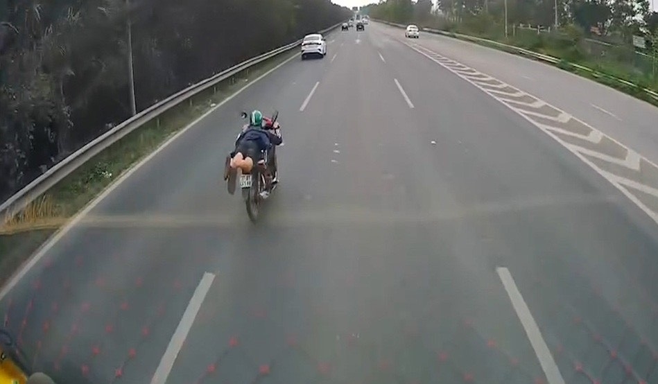 Hà Nội: Xử lý tài xế nằm dài trên xe máy, chạy vun vút ở Đại lộ Thăng Long