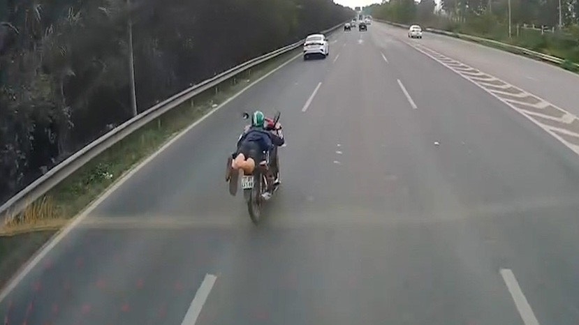 Hà Nội: Xử lý tài xế nằm dài trên xe máy, chạy vun vút ở Đại lộ Thăng Long