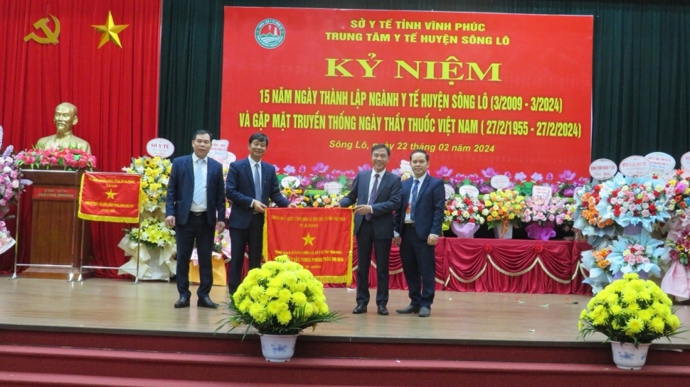 Trung tâm Y tế huyện Sông Lô đón nhận Cờ thi đua của Chính phủ