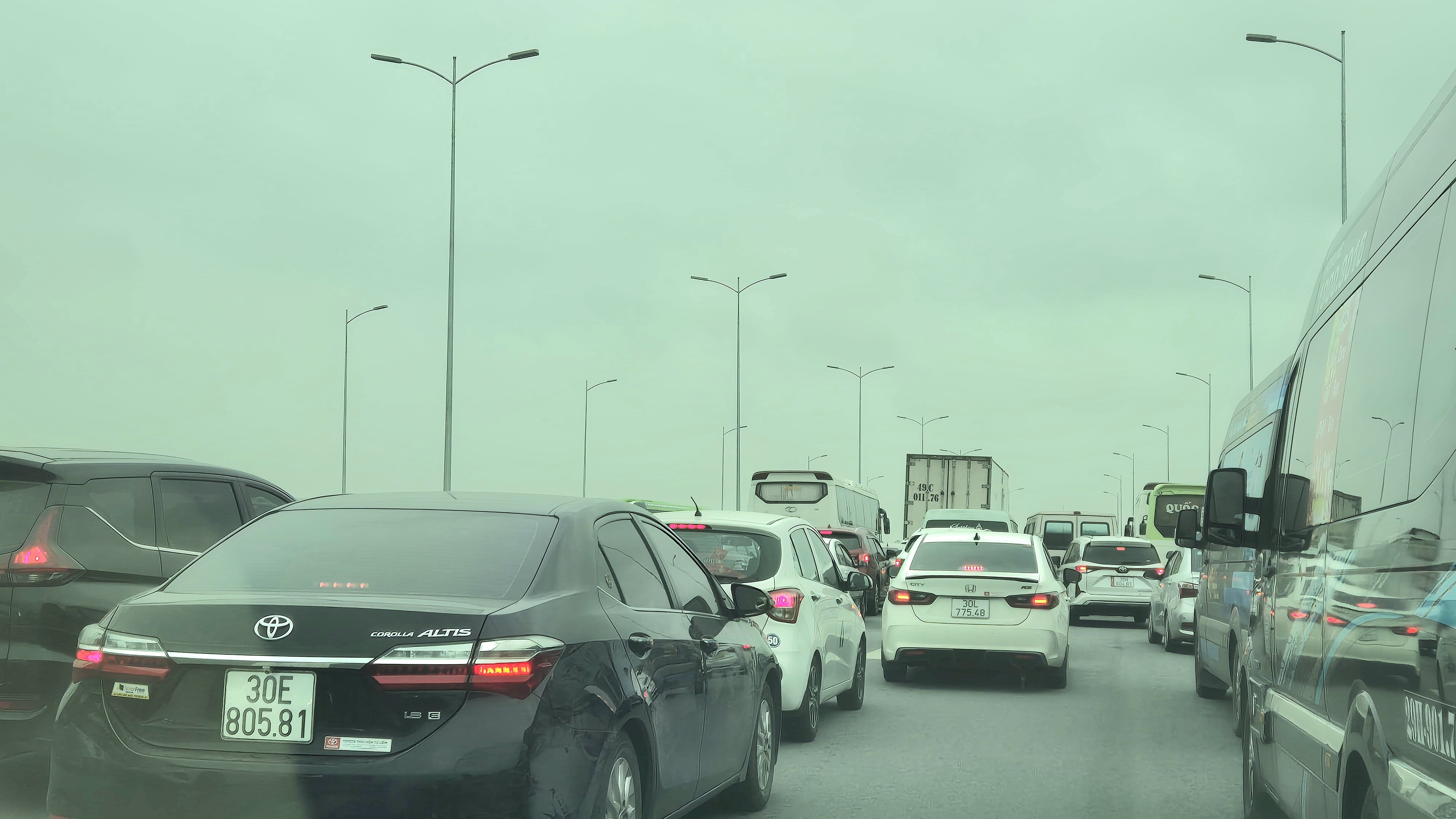 Người dân trở lại Hà Nội, cửa ngõ Thủ đô bắt đầu ùn tắc