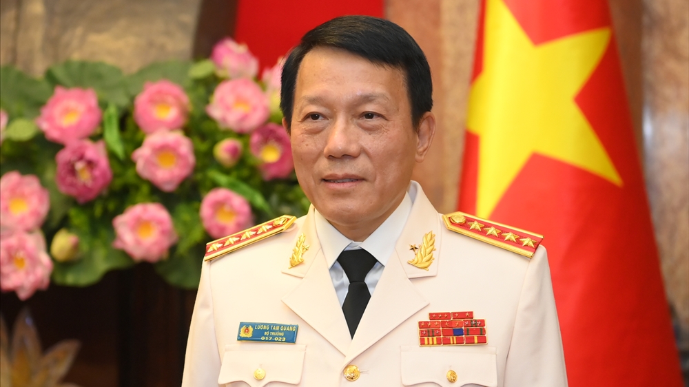 Công an gương mẫu, đi đầu