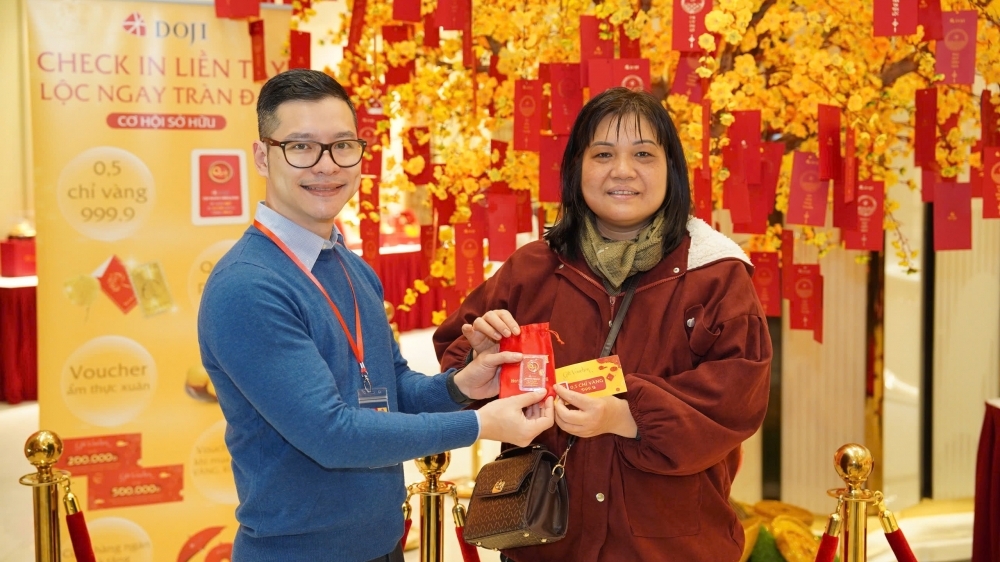 Nườm nượp người mua tại lễ hội vàng DOJI dịp Thần Tài