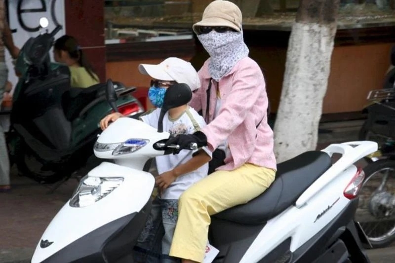 Chở trẻ em trên 6 tuổi ngồi trước xe máy bị phạt đến 10 triệu đồng