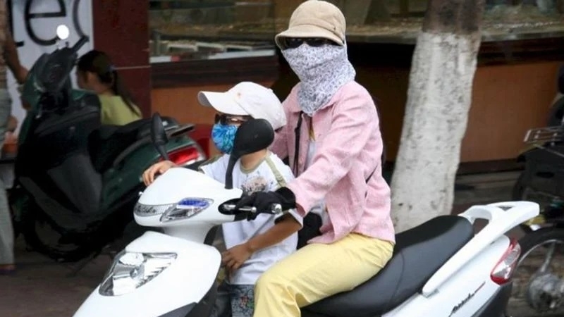 Chở trẻ em trên 6 tuổi ngồi trước xe máy bị phạt đến 10 triệu đồng