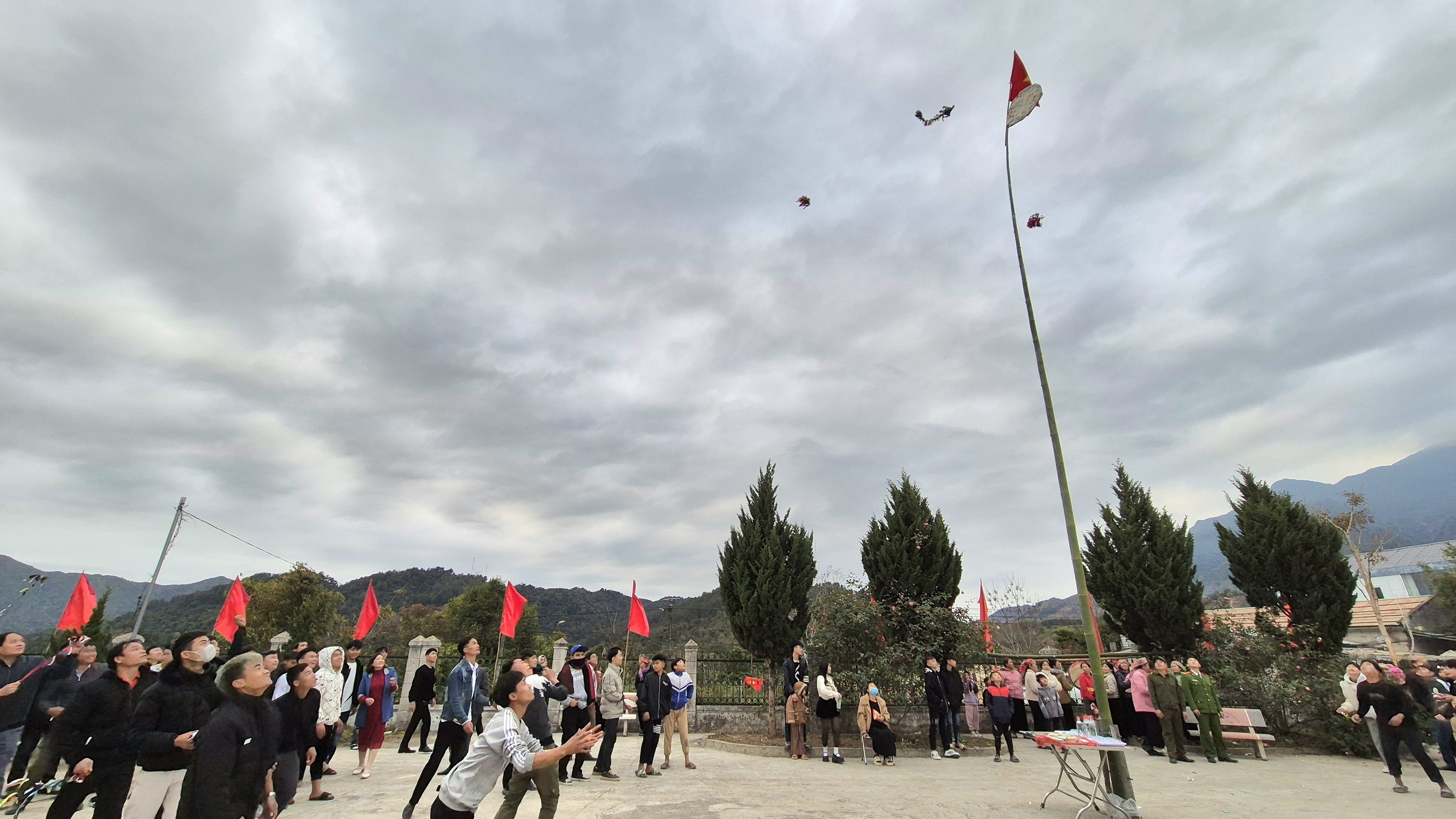 Độc đáo tục ném còn - nét đẹp Tết vùng cao