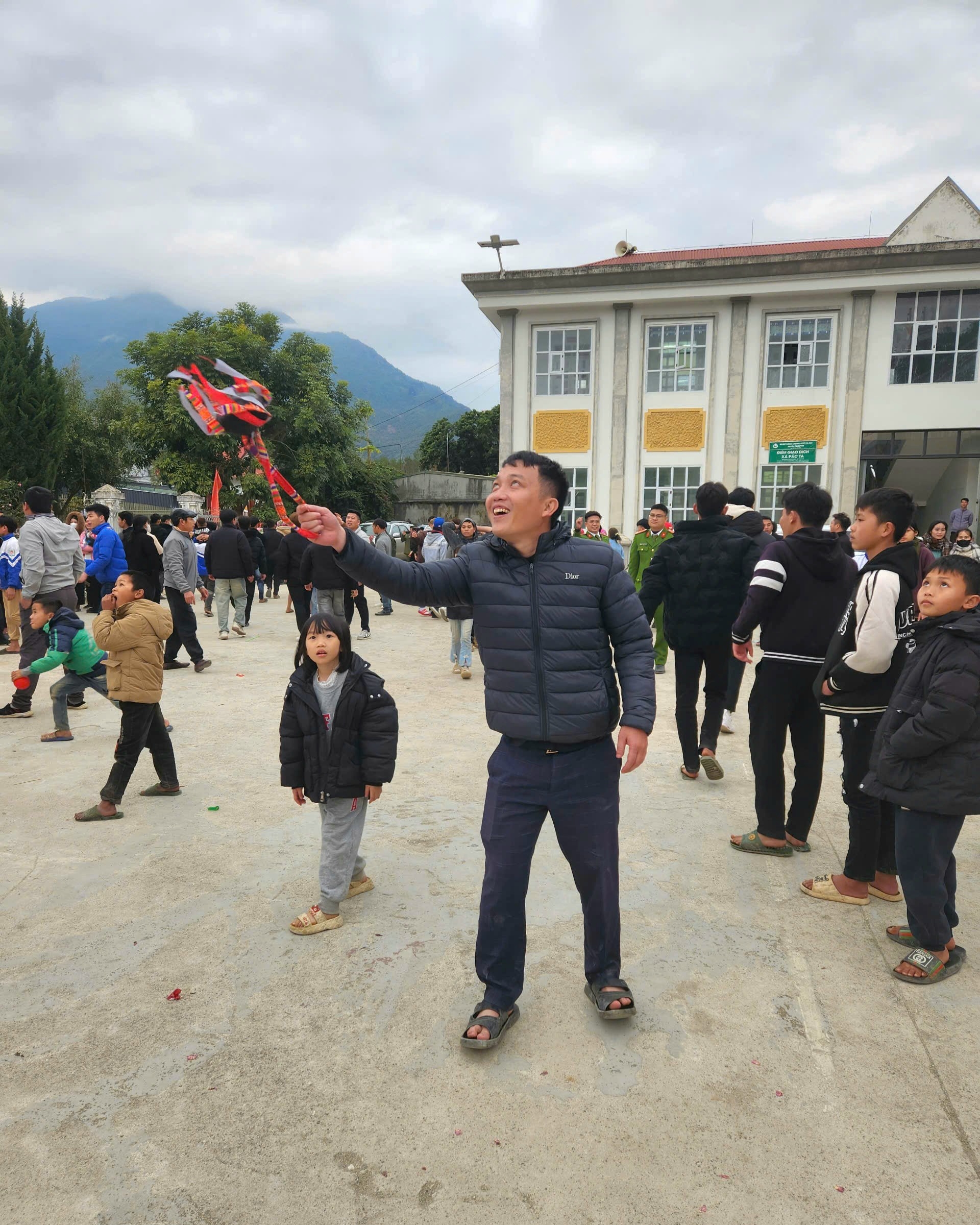 Độc đáo tục ném còn - nét đẹp Tết vùng cao