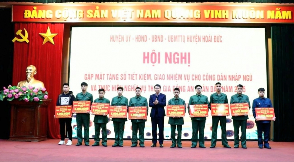 Huyện Hoài Đức trao sổ tiết kiệm cho tân binh trước ngày nhập ngũ