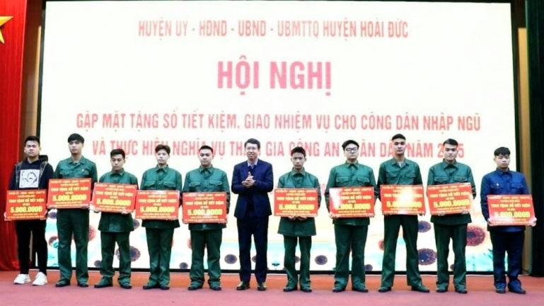 Huyện Hoài Đức trao sổ tiết kiệm cho tân binh trước ngày nhập ngũ