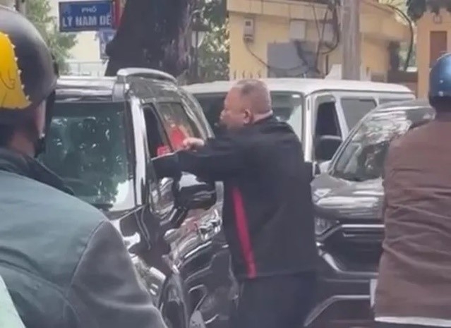 Công an Hà Nội thông tin vụ việc lái xe ô tô bị đánh giữa phố