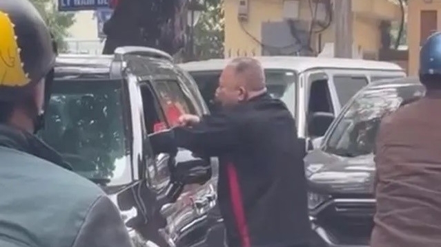 Công an Hà Nội thông tin vụ việc lái xe ô tô bị đánh giữa phố