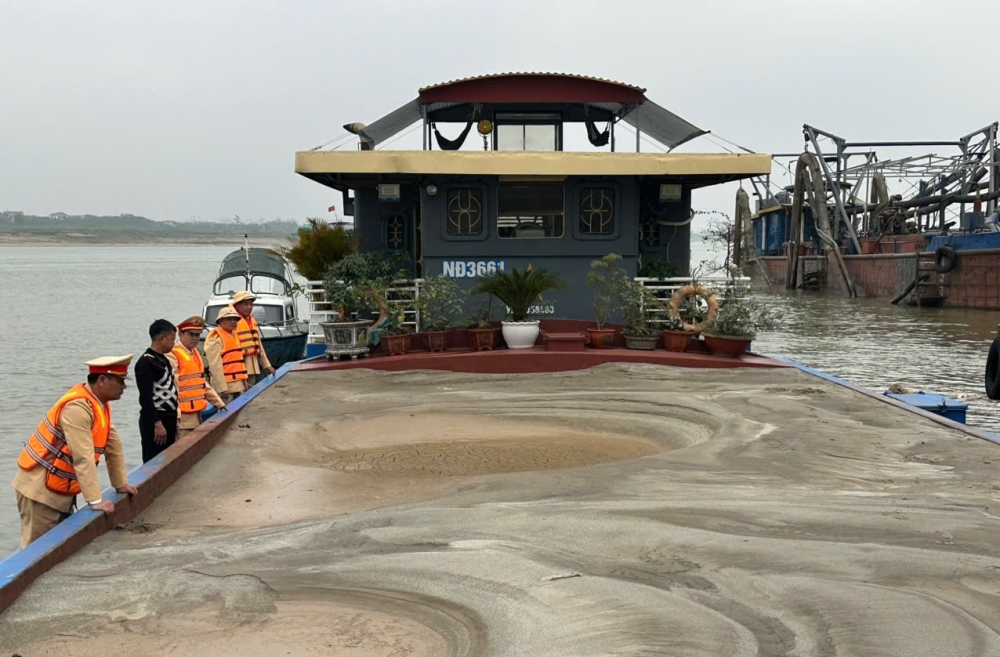 Bắt 3 tàu khai thác cát trái phép trên sông Hồng