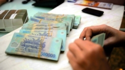 Người gửi tiết kiệm lấy lãi tiếp tục được miễn thuế thu nhập cá nhân