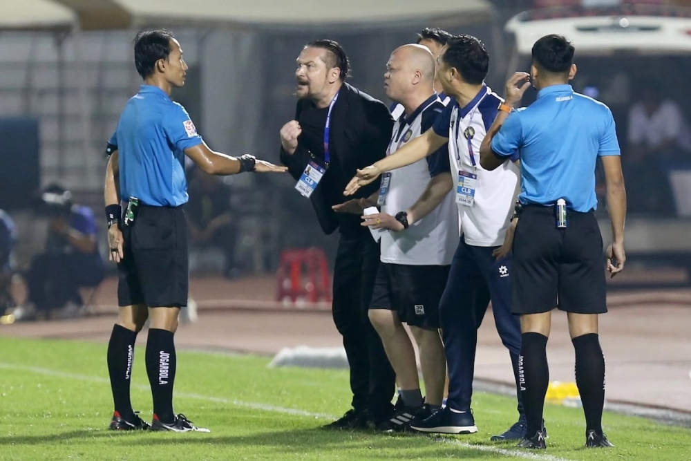 Vấn nạn trọng tài và nỗi lo cho nền bóng đá Việt Nam