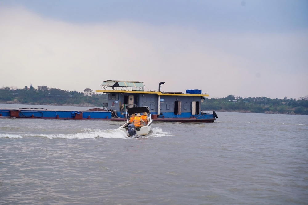 Những người lặng thầm giữ bình yên trên sông nước ngày giáp Tết