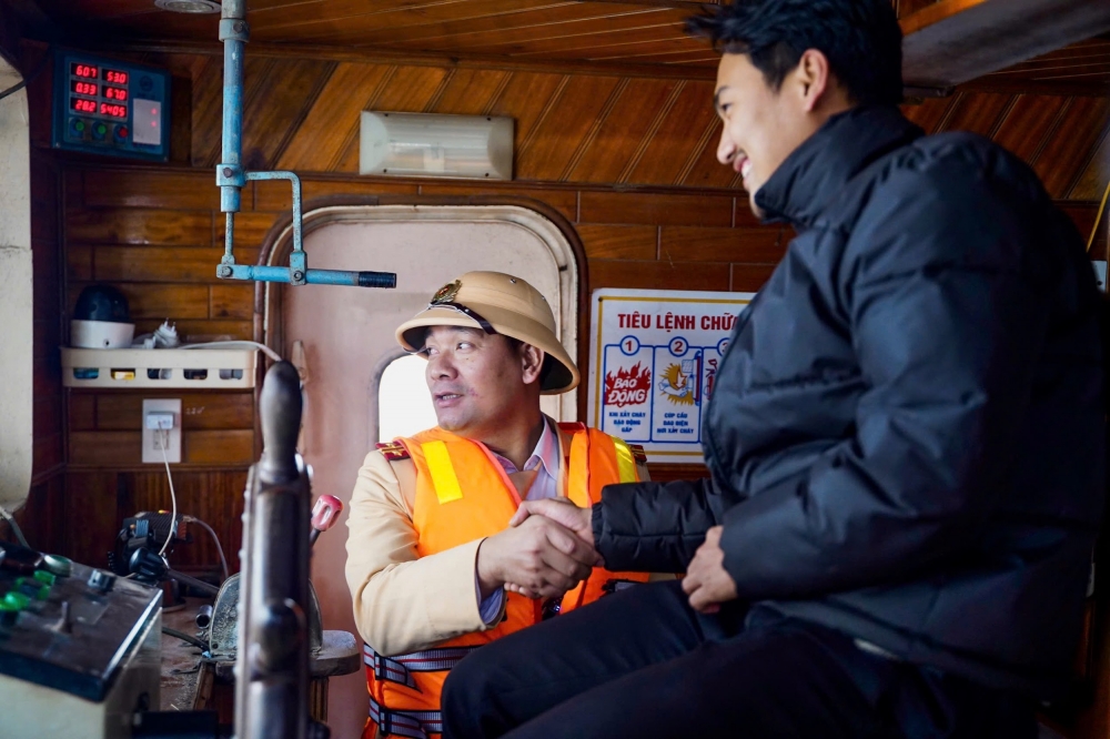 Những người lặng thầm giữ bình yên trên sông nước ngày giáp Tết