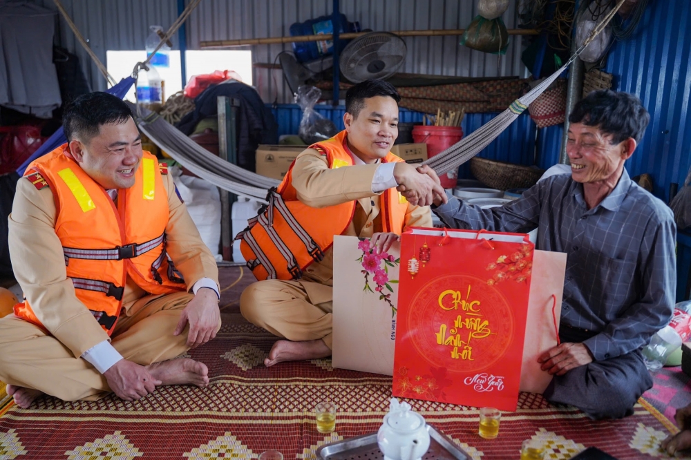 Những người lặng thầm giữ bình yên trên sông nước ngày giáp Tết