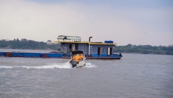 nhung nguoi lang tham giu binh yen tren song nuoc ngay giap tet