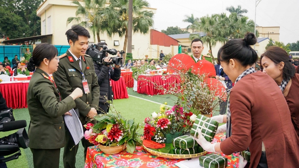 Công an Hà Nội mang Tết đến các cơ sở cai nghiện ma túy