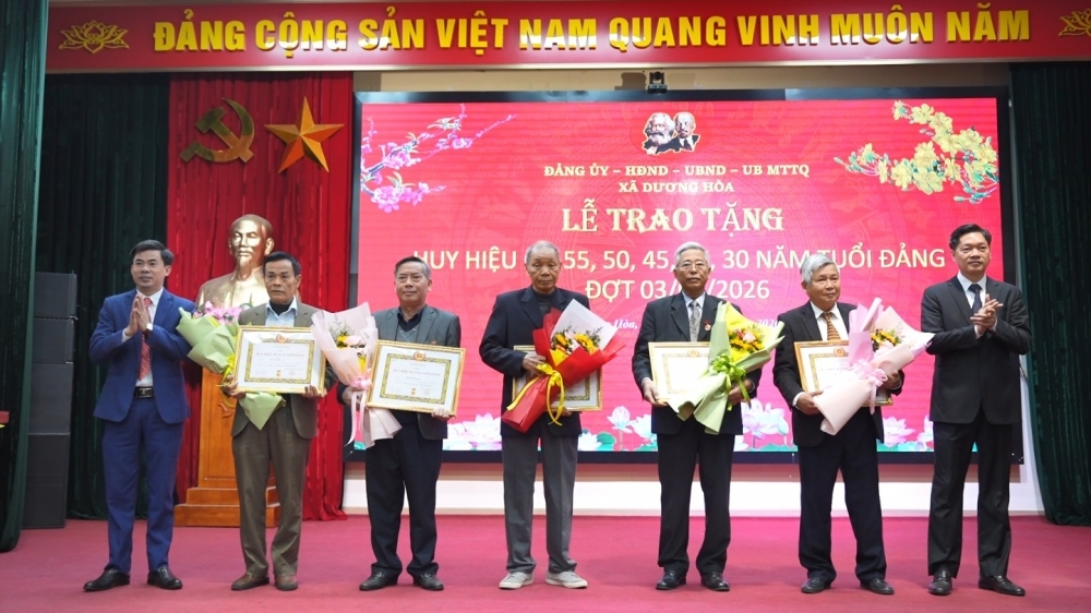 Xã Dương Hòa trao Huy hiệu Đảng dịp 96 năm ngày thành lập Đảng