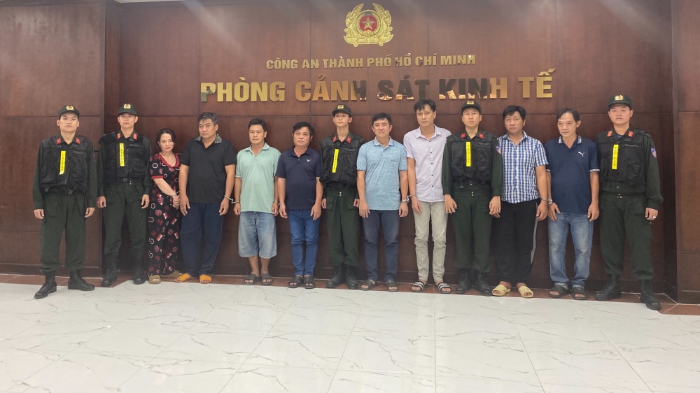 Bóc gỡ thủ đoạn của nhóm người sản xuất, buôn bán xăng giả có tổ chức