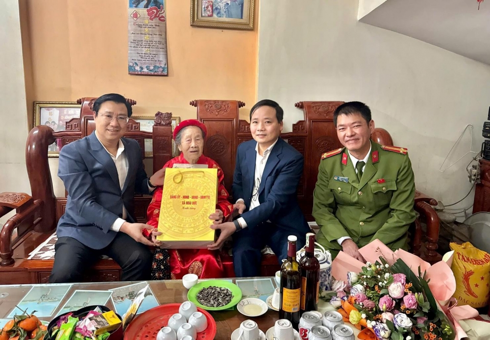 Lãnh đạo xã Hoài Đức thăm, tặng quà gia đình chính sách dịp Tết Bính Ngọ 2026