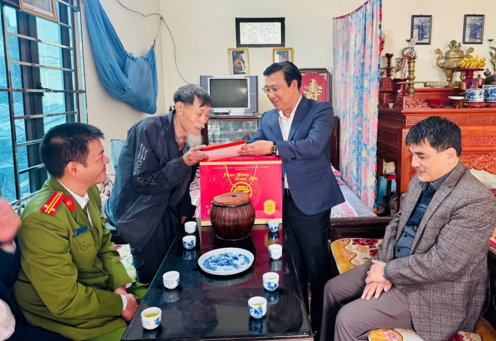 Lãnh đạo xã Hoài Đức thăm, tặng quà gia đình chính sách dịp Tết Bính Ngọ 2026