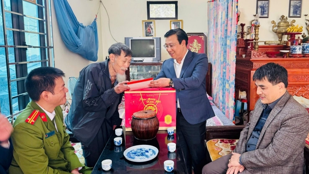 Lãnh đạo xã Hoài Đức thăm, tặng quà gia đình chính sách dịp Tết Bính Ngọ 2026
