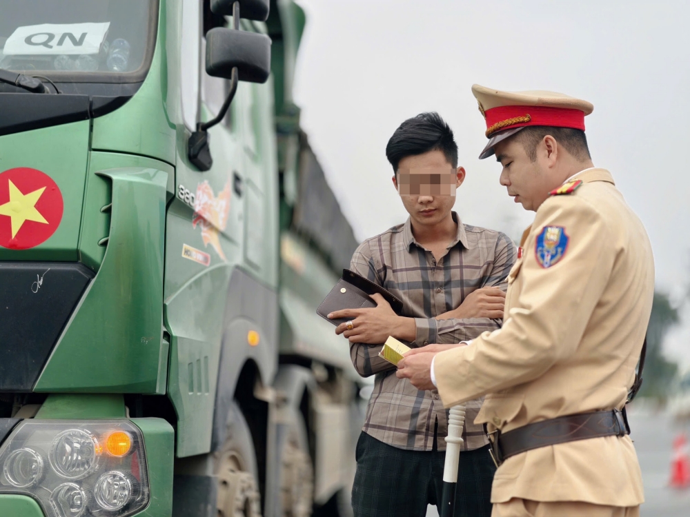 Hà Nội: Cắt thùng cơi nới, phạt nặng chủ xe tải vi phạm