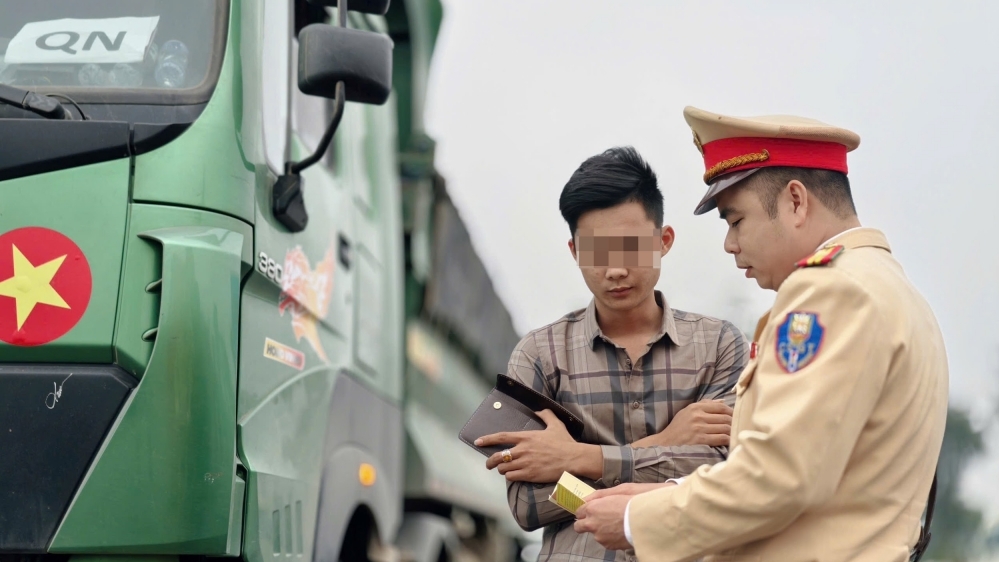 Hà Nội: Cắt thùng cơi nới, phạt nặng chủ xe tải vi phạm