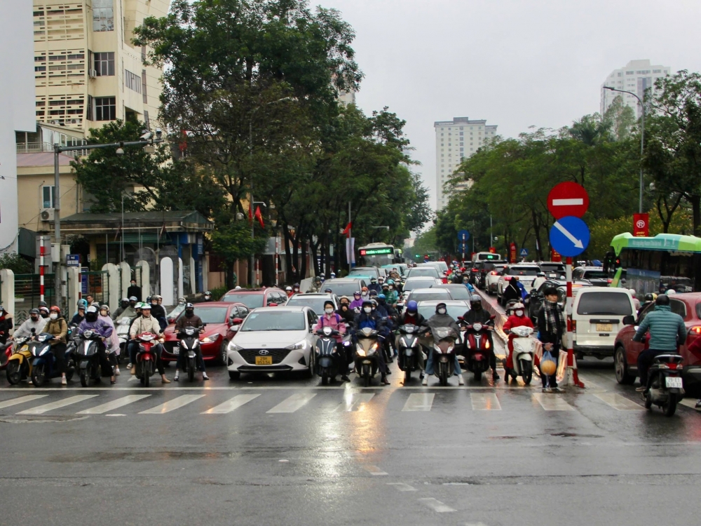 Người dân đổ ra đường ngày cận Tết - CSGT Hà Nội căng mình phân luồng trong mưa rét