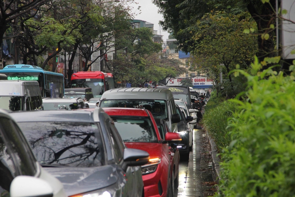 Người dân đổ ra đường ngày cận Tết - CSGT Hà Nội căng mình phân luồng trong mưa rét