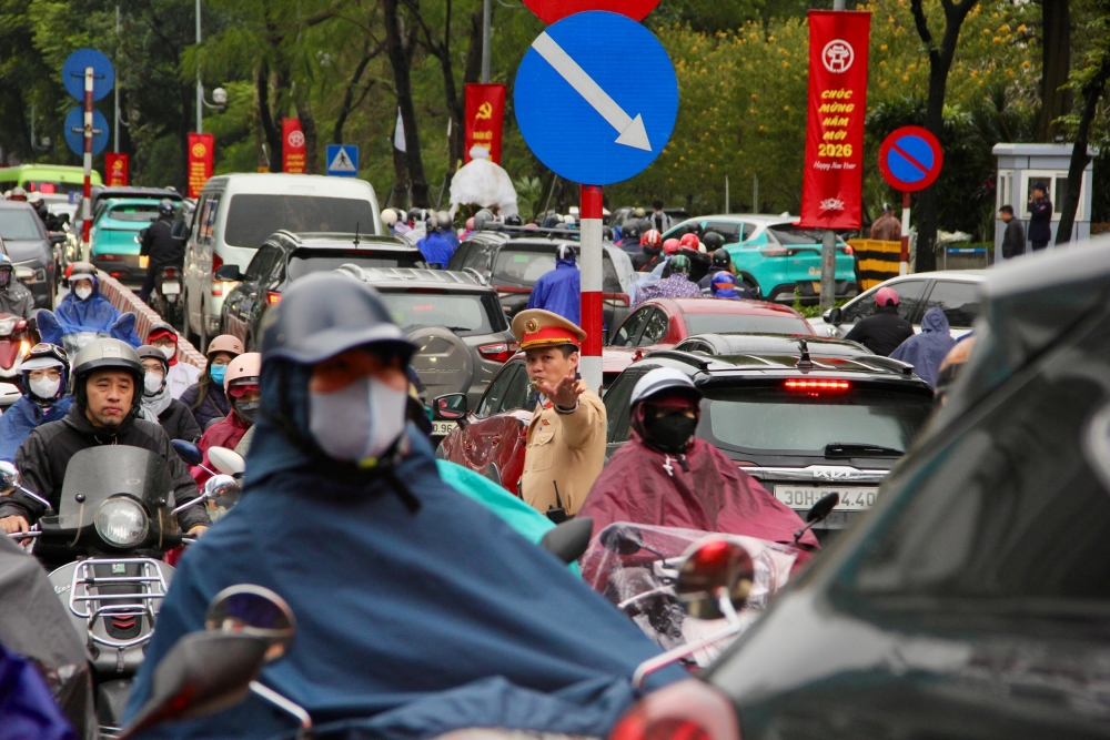 Người dân đổ ra đường ngày cận Tết - CSGT Hà Nội căng mình phân luồng trong mưa rét