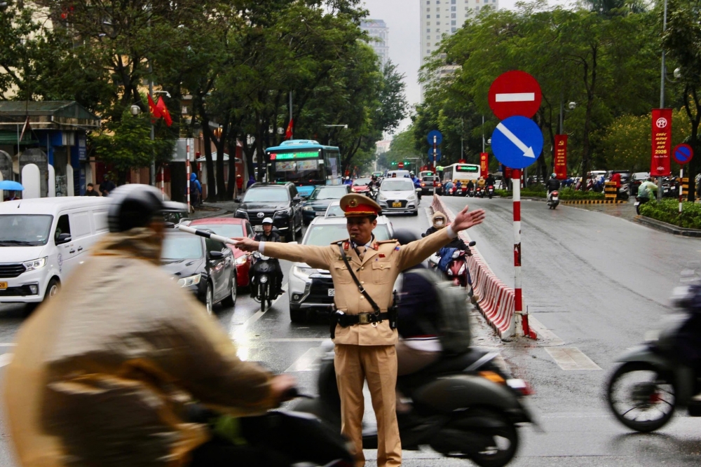 Người dân đổ ra đường ngày cận Tết - CSGT Hà Nội căng mình phân luồng trong mưa rét