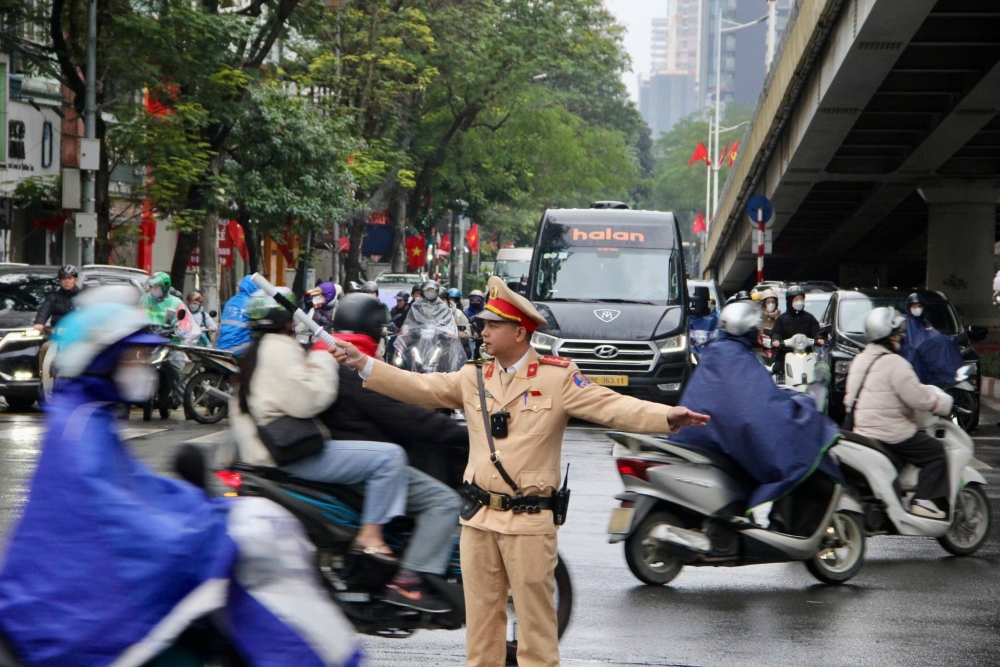 Đường xá đông đúc ngày cận Tết - CSGT Hà Nội căng mình phân luồng trong mưa rét