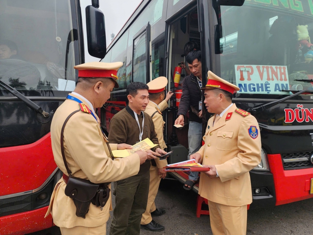 Công an Hà Nội siết chặt ô tô chở khách dịp cận Tết Nguyên đán 2026